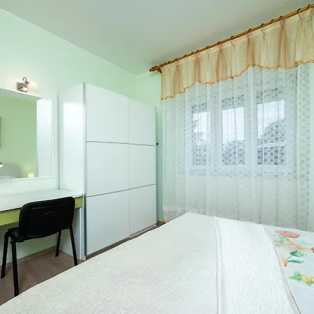 Apartment Lovely In With Wi-fi Pula