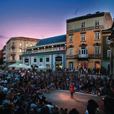 Διαμέρισμα Lovely In With Wi-fi